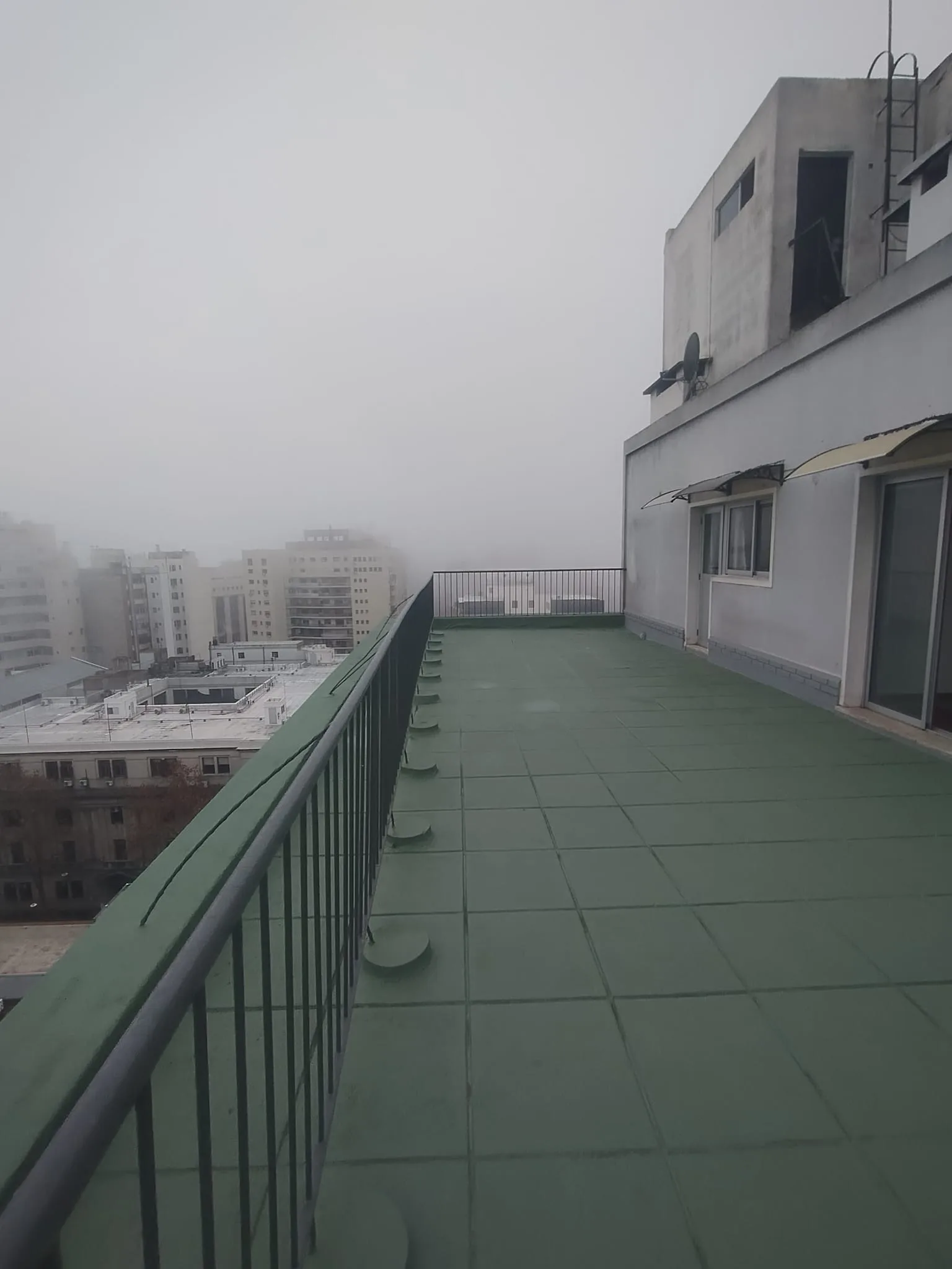 Gran Penthouse de dos dormitorios y baños en barrio centro.