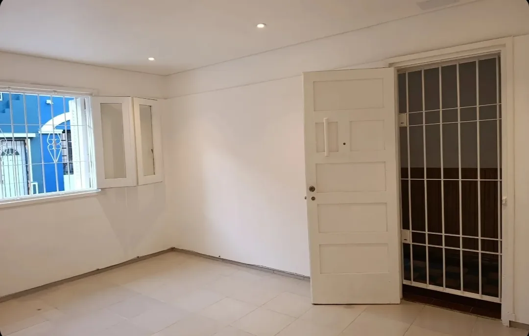 Apartamento al frente de dos dormitorios a solo 2 cuadras de terminal Tres Cruces