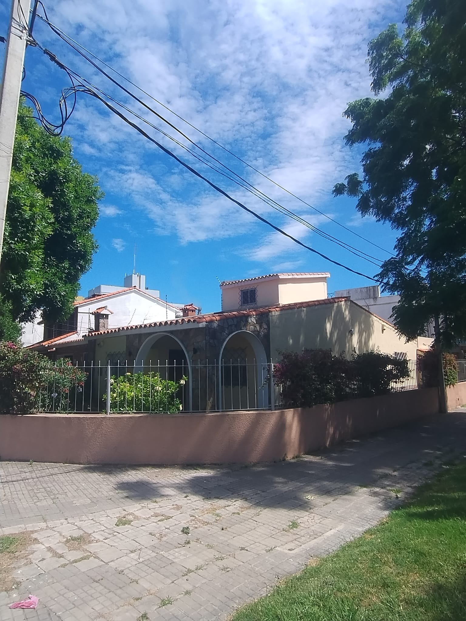 ALQUILER - A PASOS DE NUEVO CENTRO SHOPPING - 4 DORMITORIOS - 2 BAÑOS -GARAGE